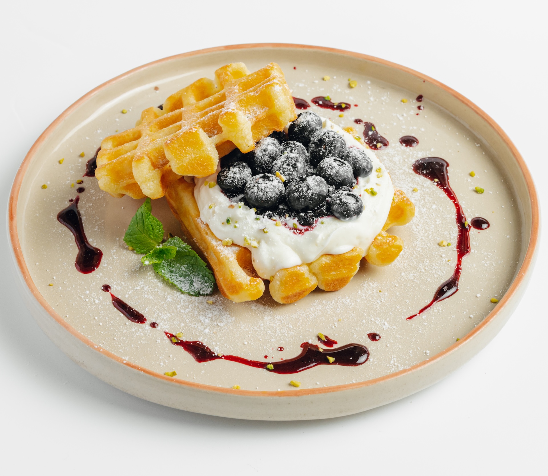 Бельгийские вафли с черничным соусом